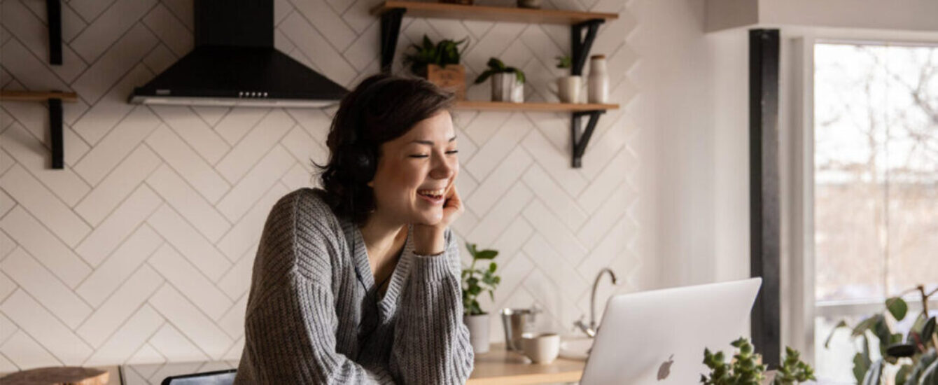 house-wife-talking-with-computer-1340x550-1